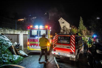 Esslingen-Obertal: Brand eines Elektroverteiler im Keller eines 2 geschossigen Wohnhauses - Personen ueber Steckleiter gerettet - 3 Verletzte